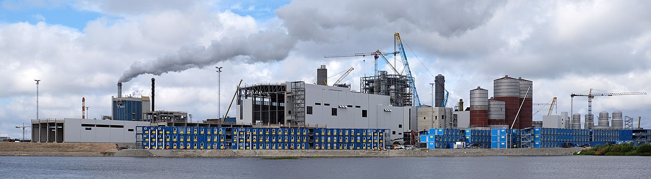 Kemin biotuotetehdas eli sellutehdas rakenteilla kesällä 2022. Tehdas tuottaa täyskäynnissä hiilidioksidia 4,1 miljoonaa tonnia kun sellun tuotanto on 1,5 miljoonaa tonnia. Tehtaan hiilidioksidi menee tätä nykyä ilmaan. Puuta tehdas nielee 7,5 miljoonaa kuutiota vuodessa, ja laitos onkin merkittävä rasite Suomen hiilinielulle. Kuva Wikimedia Commons