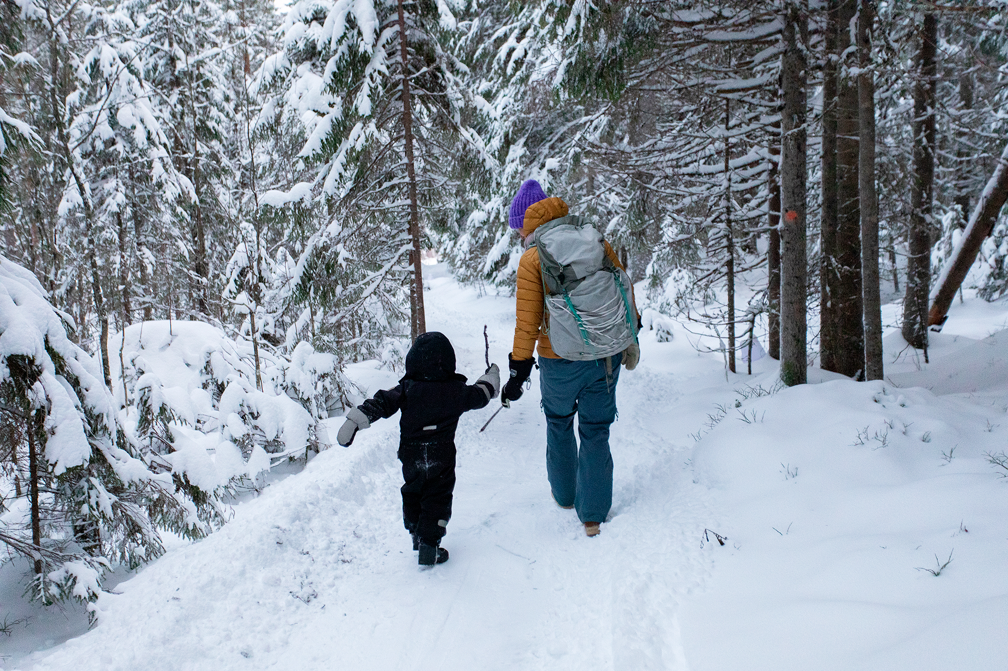 Lapsi ja aikuinen retkellä
