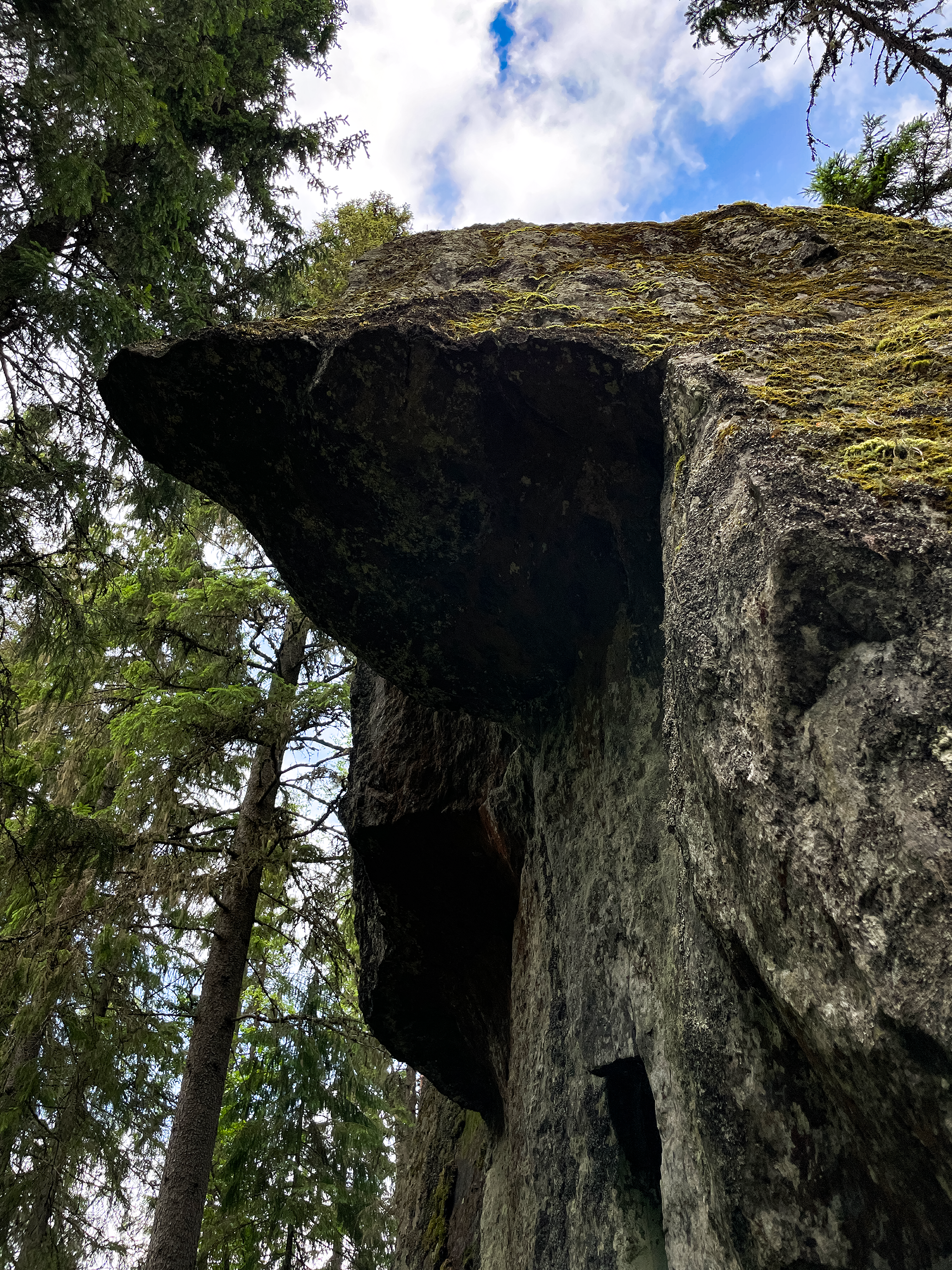 Linnakivi.