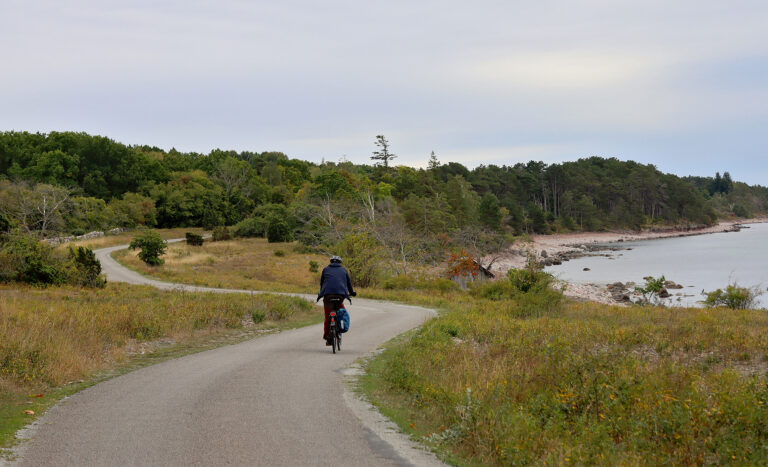Öölantia kiertää satojen kilometrien pyöräilyreitti, jonka varrelta löytyy useita luontokohteita