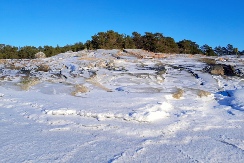 Rantojen tuntuman romahtaneen jään mudostamaa portaikkoa.