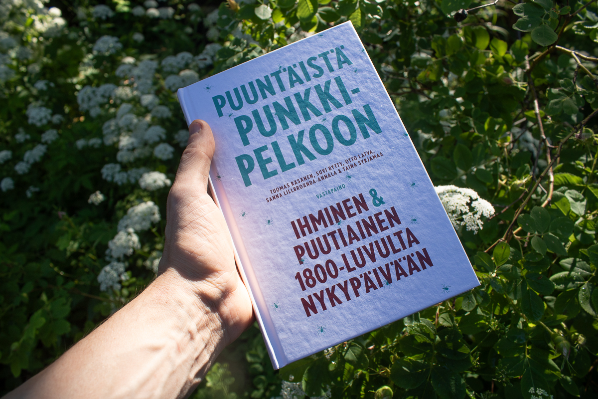 Punkkipaniikin lyhyt historia – tuore puutiaiskirja arvioinnissa