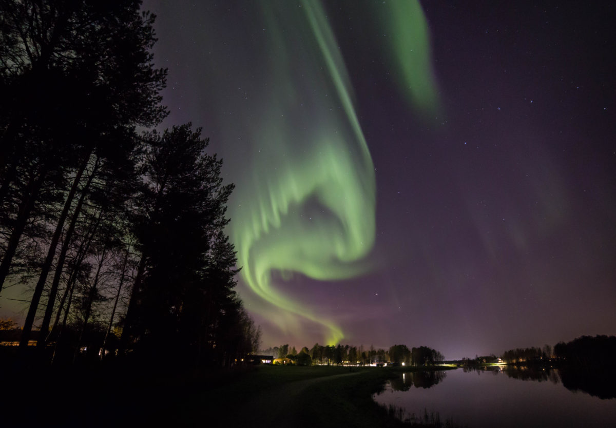 Revontulet Oulun Kuivasjärvellä